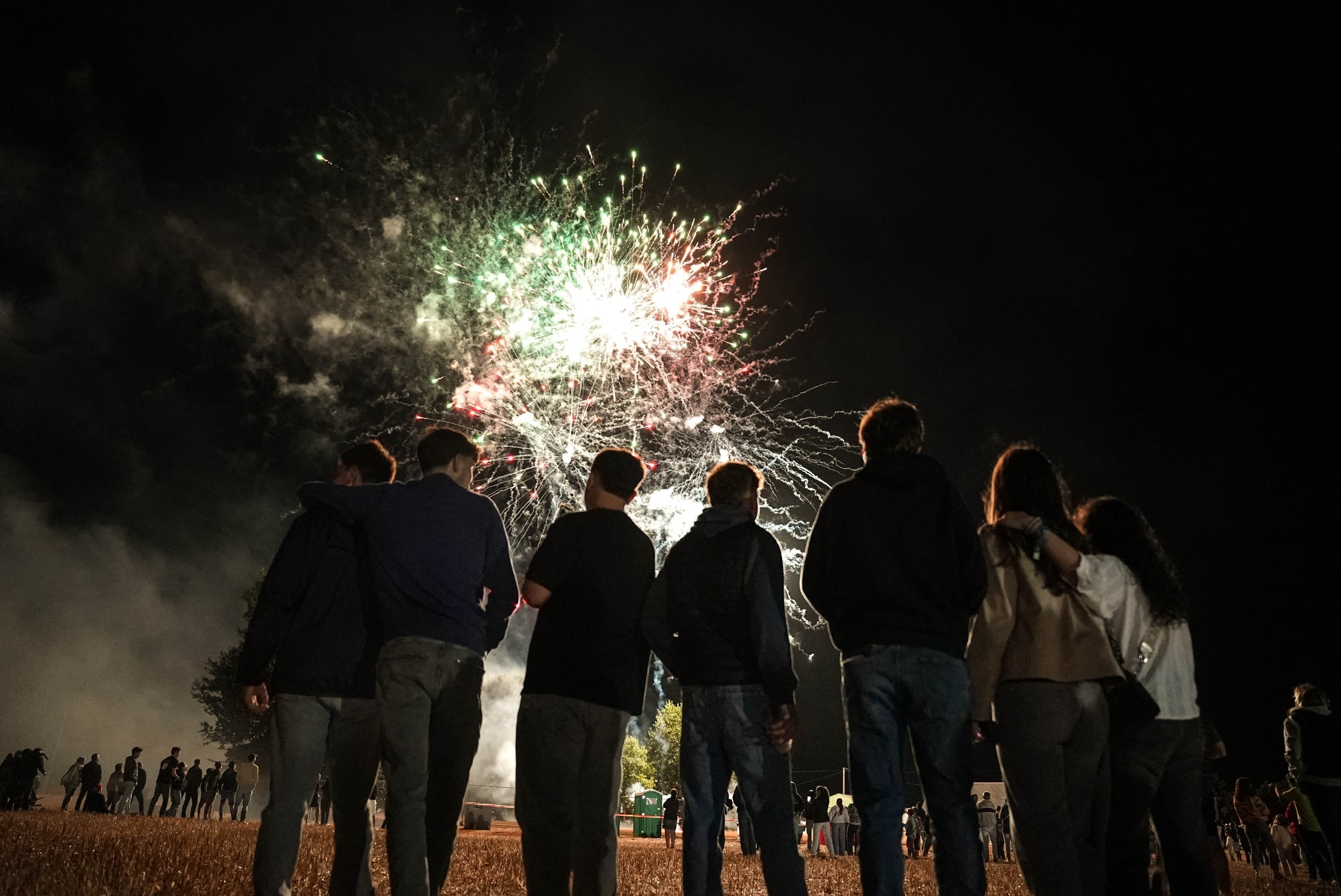 Public devant un feu d’artifice