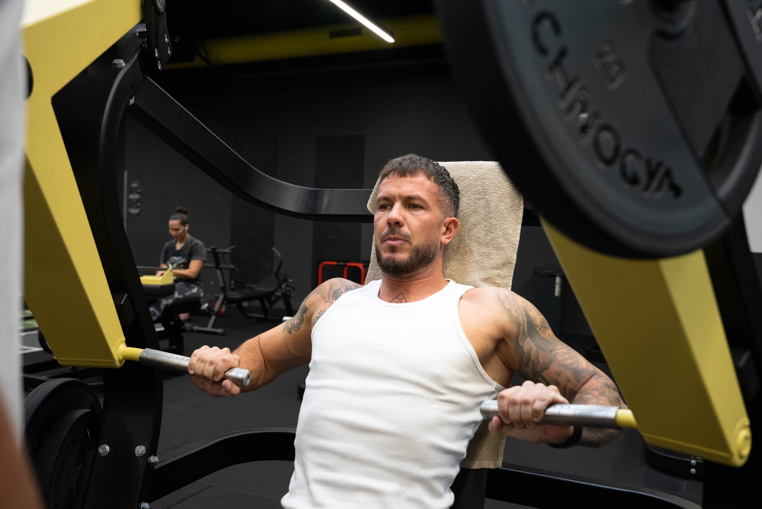 Développé épaules en salle de sport
