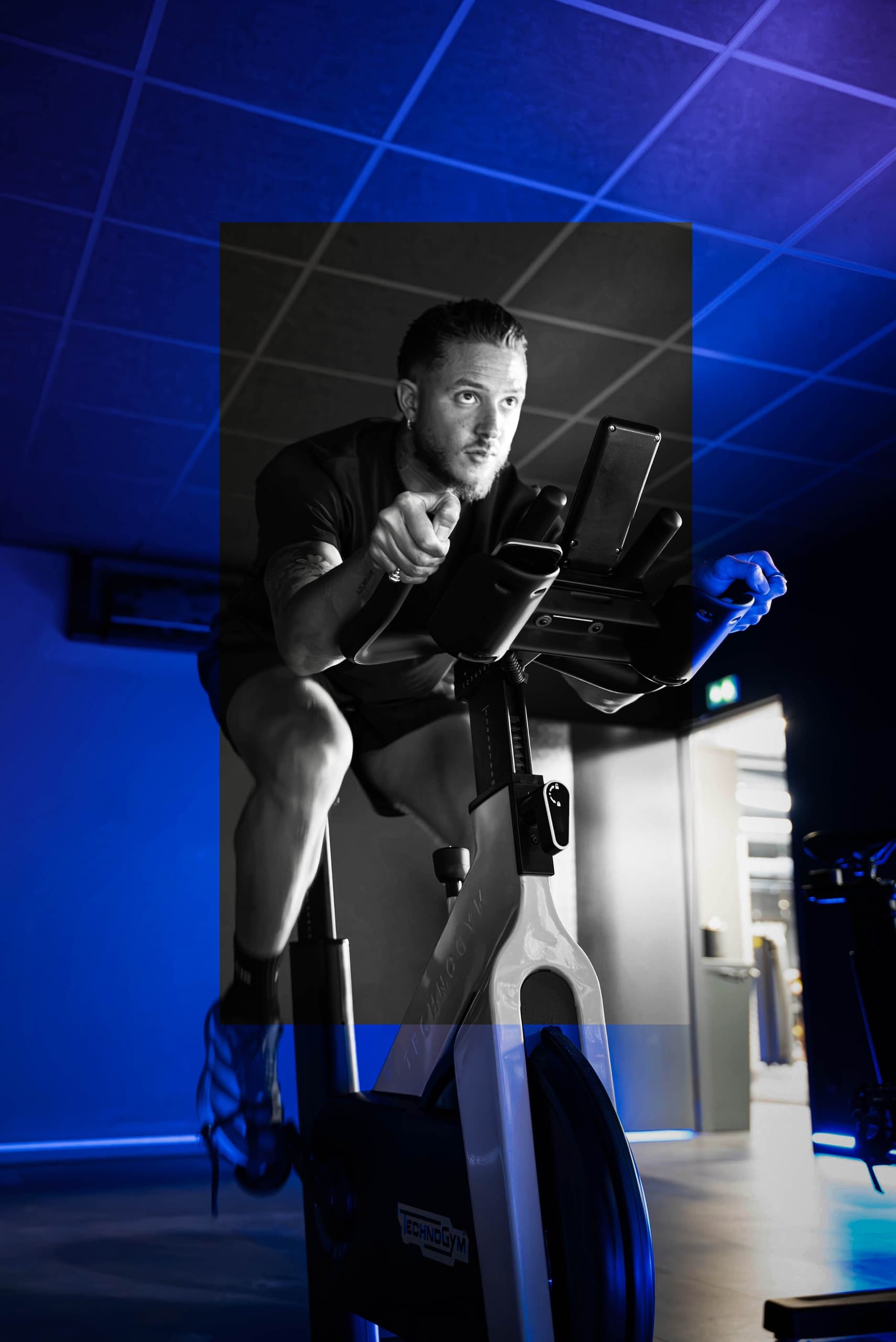 Séance de vélo en salle sous lumière bleue